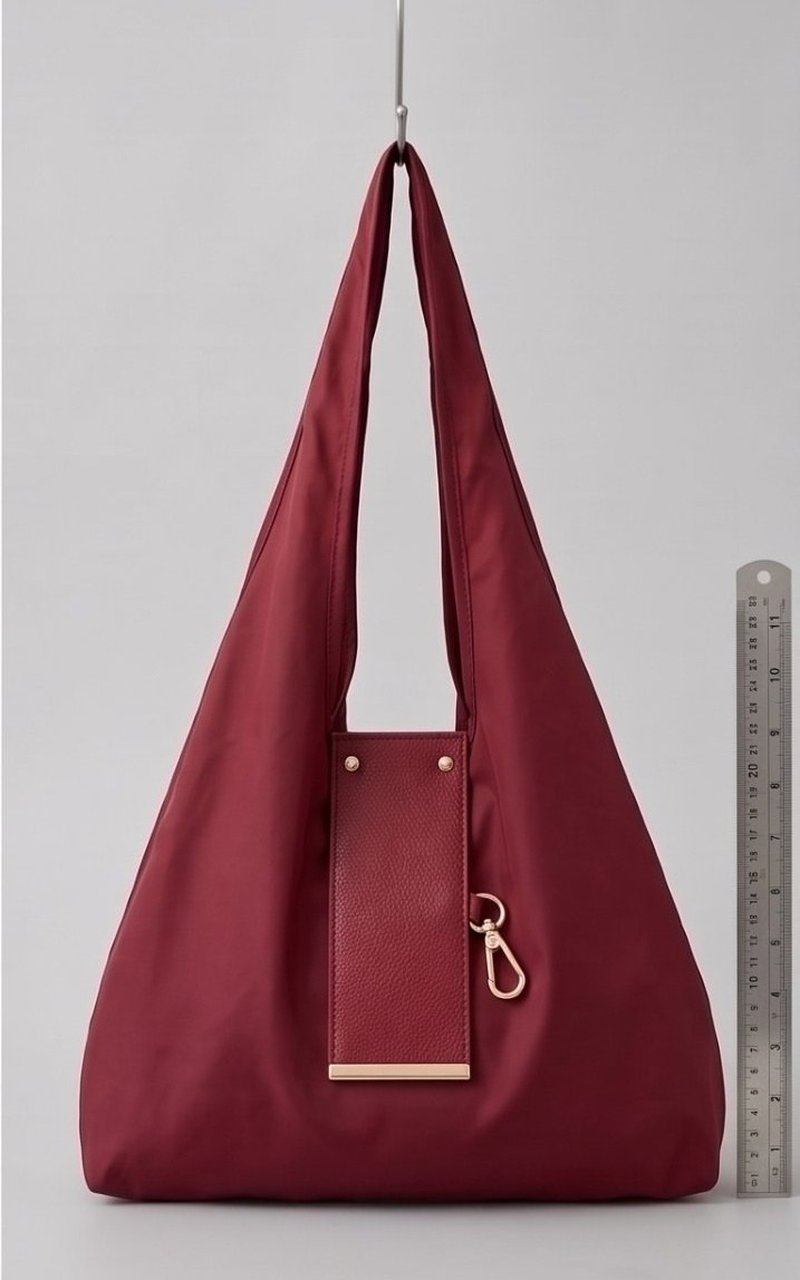 Open tote hanging